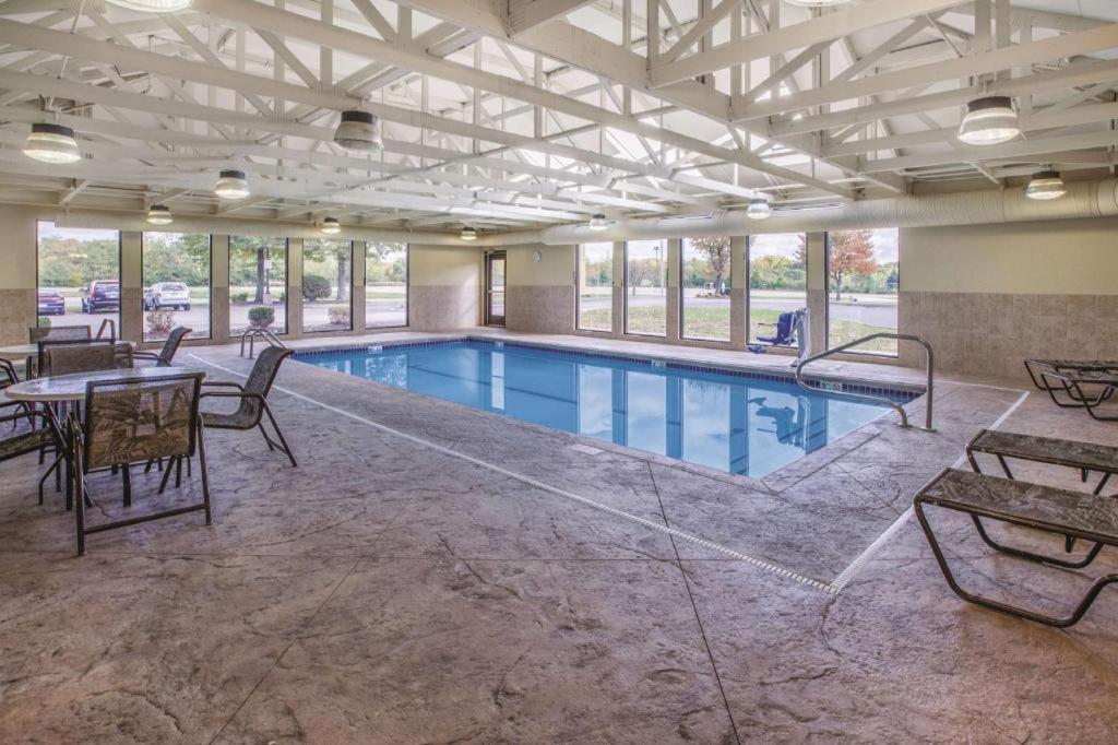 Country Inn & Suites By Radisson, Canton Near Hall Of Fame Северен Кантон Екстериор снимка