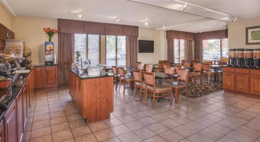 Country Inn & Suites By Radisson, Canton Near Hall Of Fame Северен Кантон Екстериор снимка