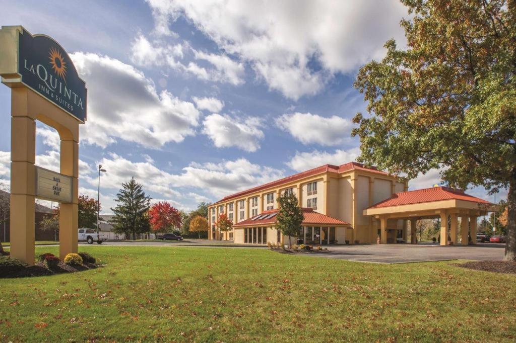 Country Inn & Suites By Radisson, Canton Near Hall Of Fame Северен Кантон Екстериор снимка